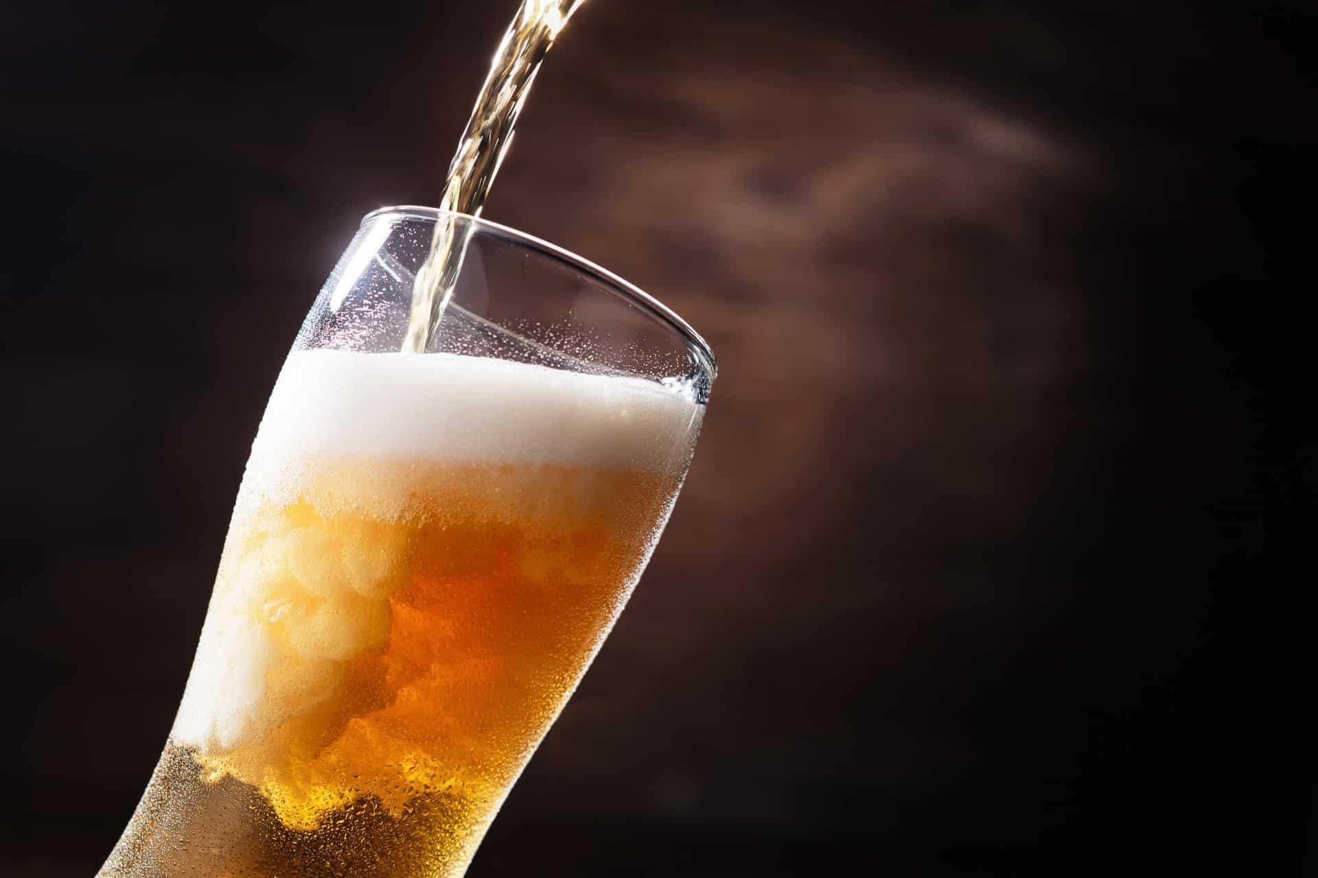 Bier wird vom Zapfhahn in ein Bierglas gegossen