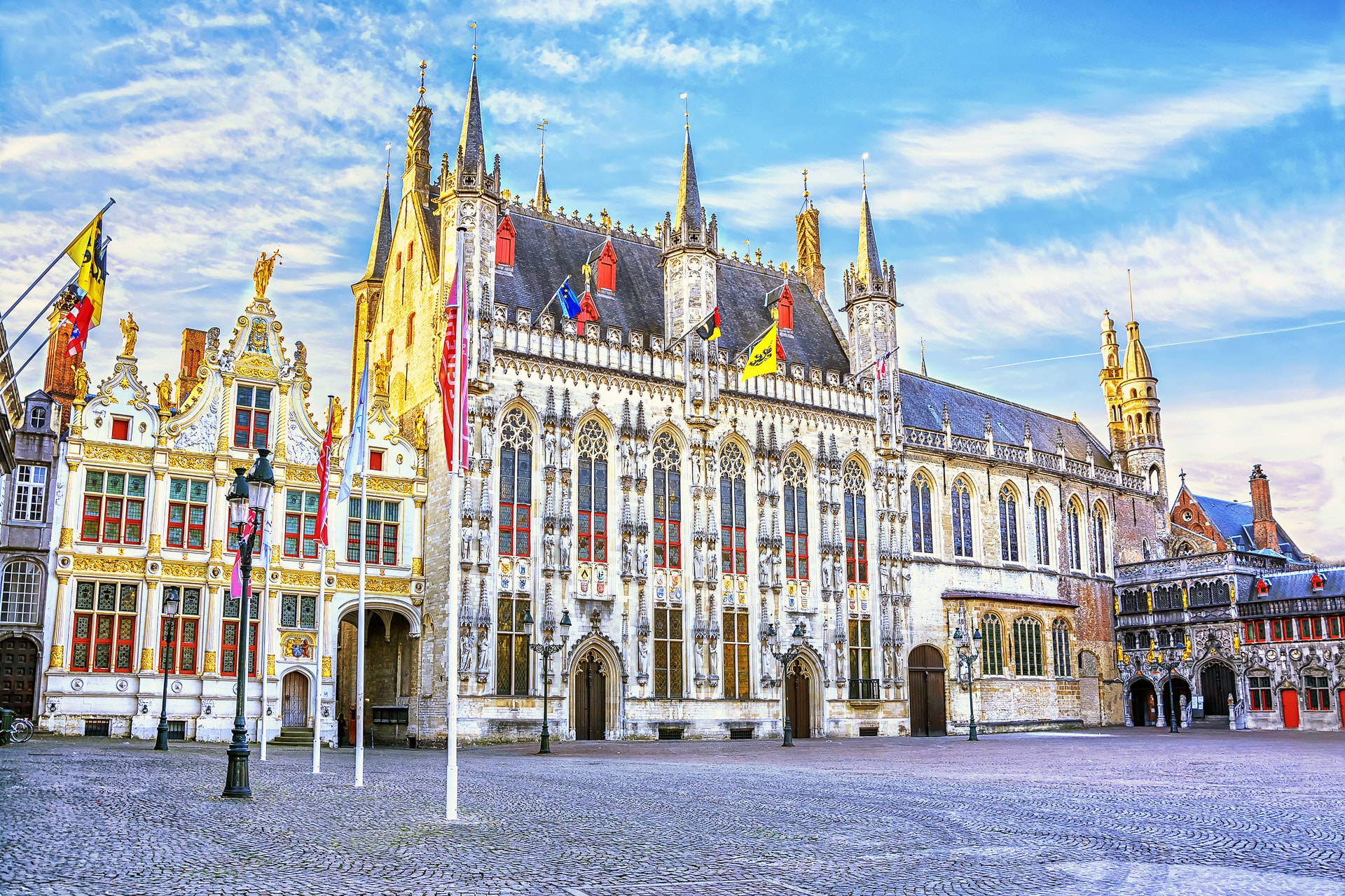 Burgplatz-mit-Rathaus-im-Mittelalter-Stadt-Brügge-am-Morgen-Belgien