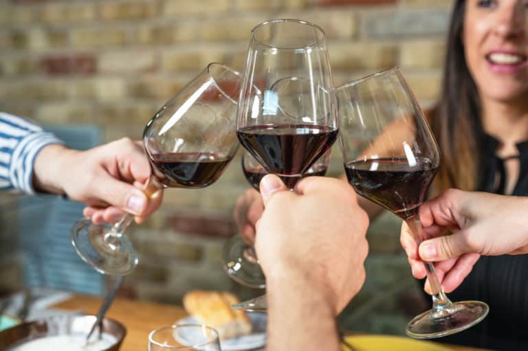 Célébration. Un groupe d'amis qui tient les verres de vin et porte un toast.