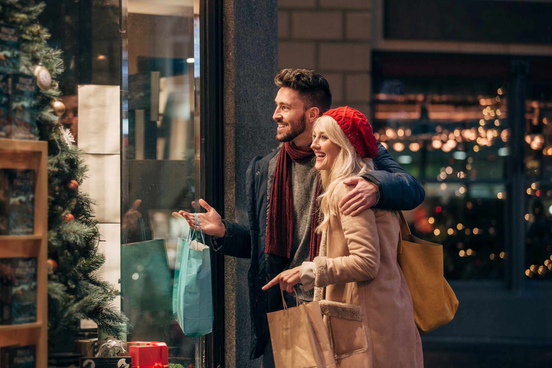 Couple en train de faire ses courses de Noël