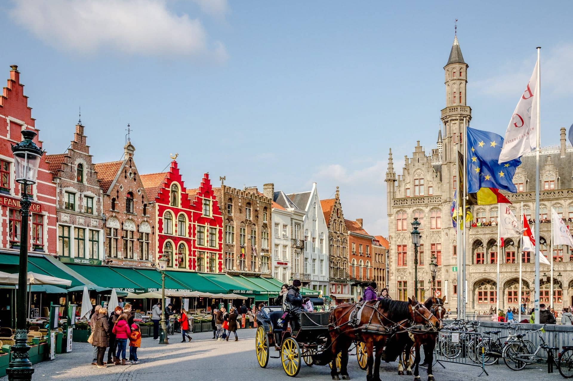 Bruges (ou Brugge) est depuis longtemps considérée comme l'une des plus grandes villes du monde. En fait, la ville entière a été reconnue comme un site du patrimoine mondial par l'UNESCO. Pendant votre séjour à Bruges, vous pourrez explorer les sites locaux tels que la place de Bruges (à voir absolument) et découvrir des siècles d'architecture à quelques pas de votre hôtel de Bruges. Qui peut oublier, pendant votre séjour à Bruges, de visiter les brasseries locales ? Profitez des visites quotidiennes et découvrez les bières de spécialité lors d'une dégustation. Réservez toujours directement votre hôtel à Bruges pour bénéficier de notre garantie du meilleur tarif et d'un accès exclusif à notre club de fidélité. Réservez maintenant !