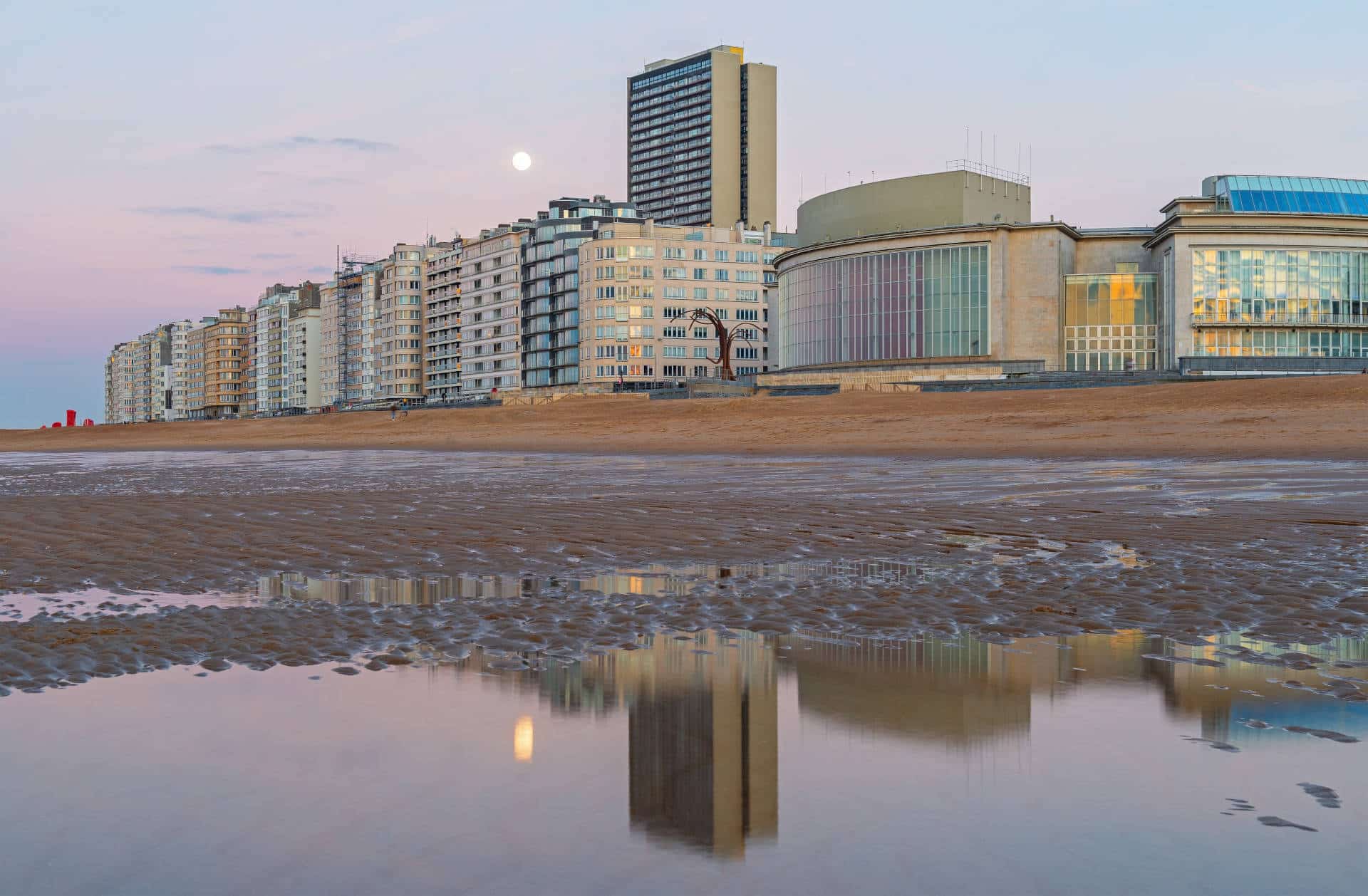 Skyline,van,Oostende,met,Noord,zee,strand,bij,zonsondergang