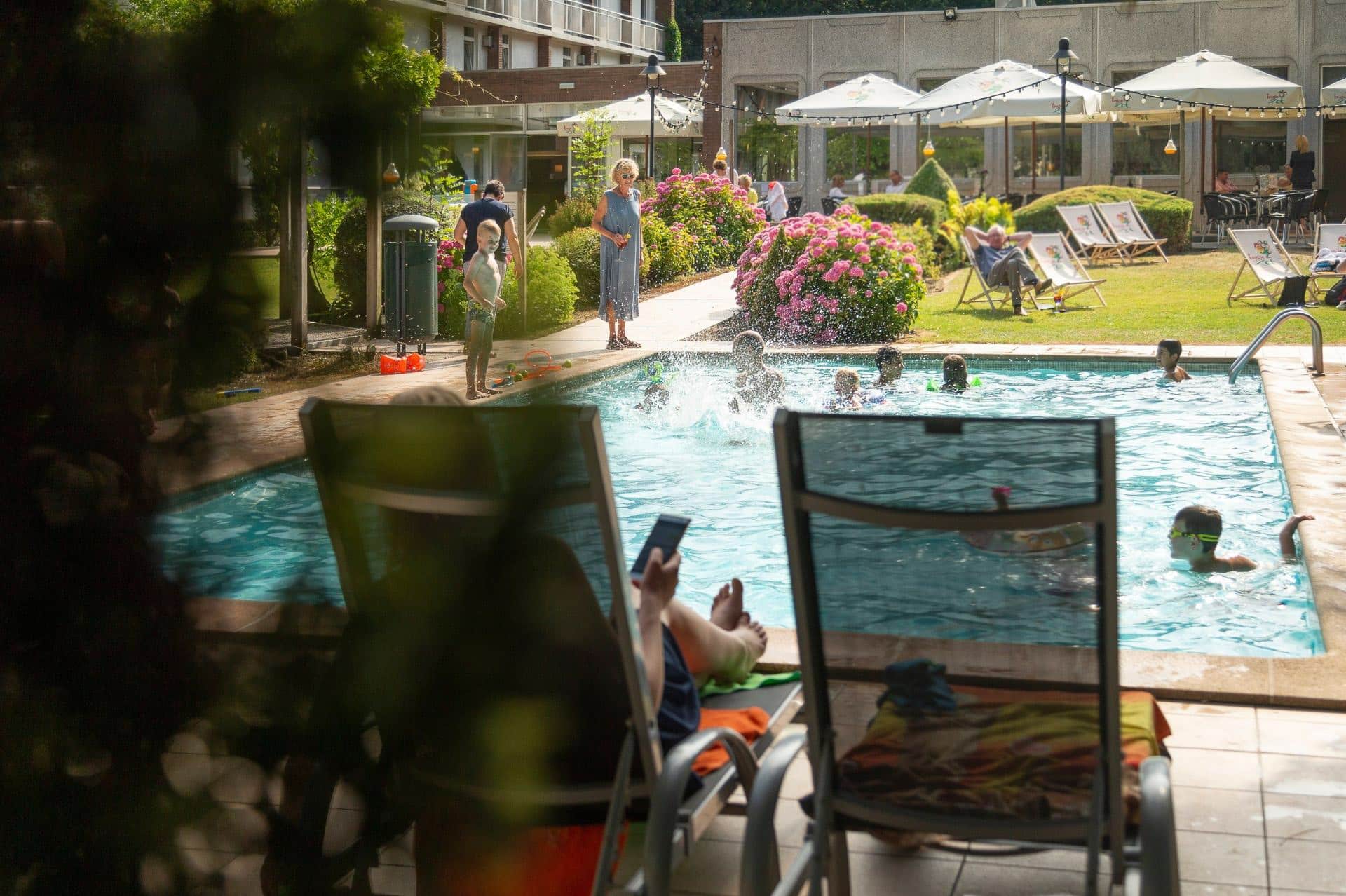 Chaises longues et piscine au Green-park-Hotel-Brugge