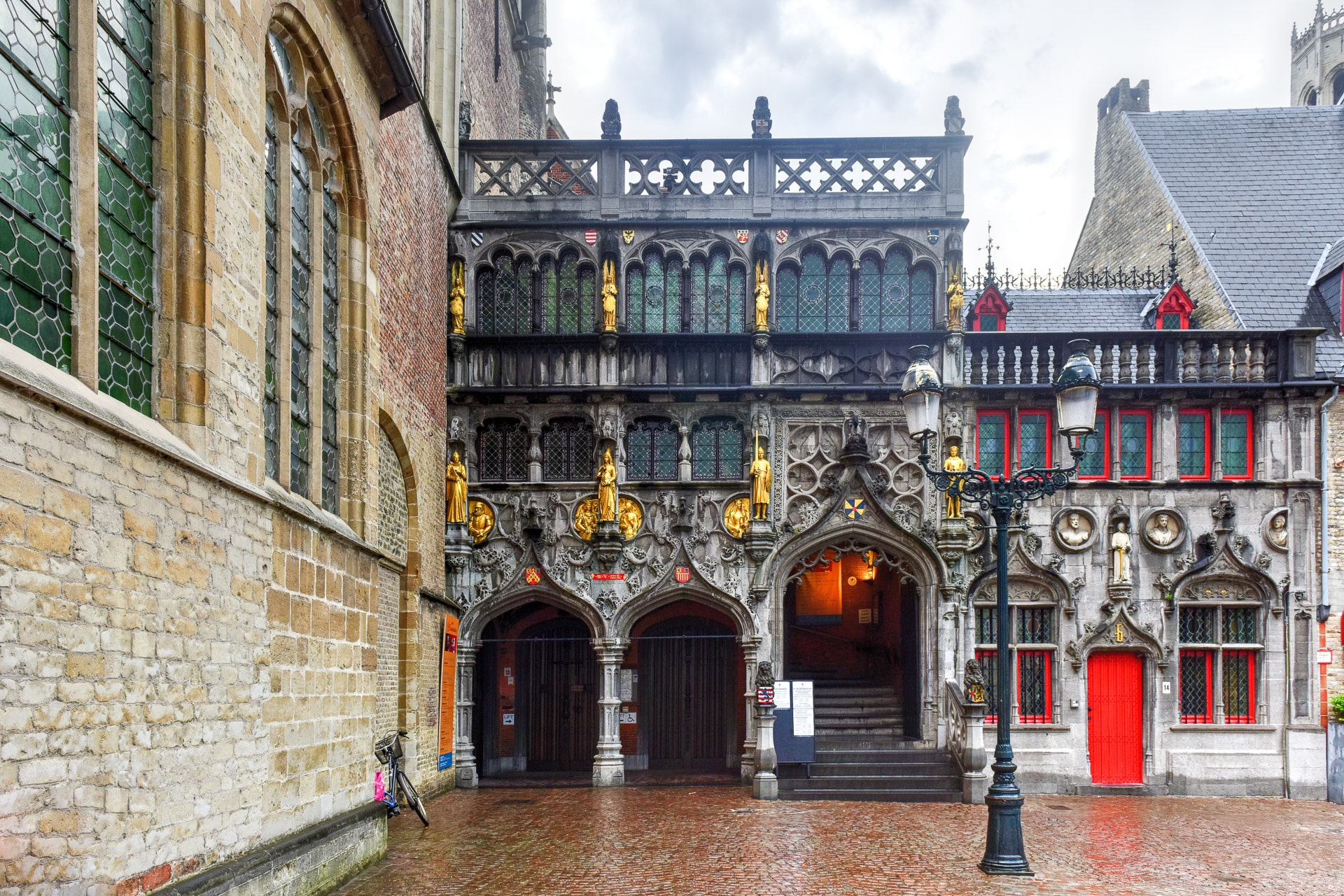 De-Basiliek-van-de-Holy-Blood-op-de-Markt-Brugge-West-Vlaanderen-België-een-UNESCO-Werelderfgoed-site