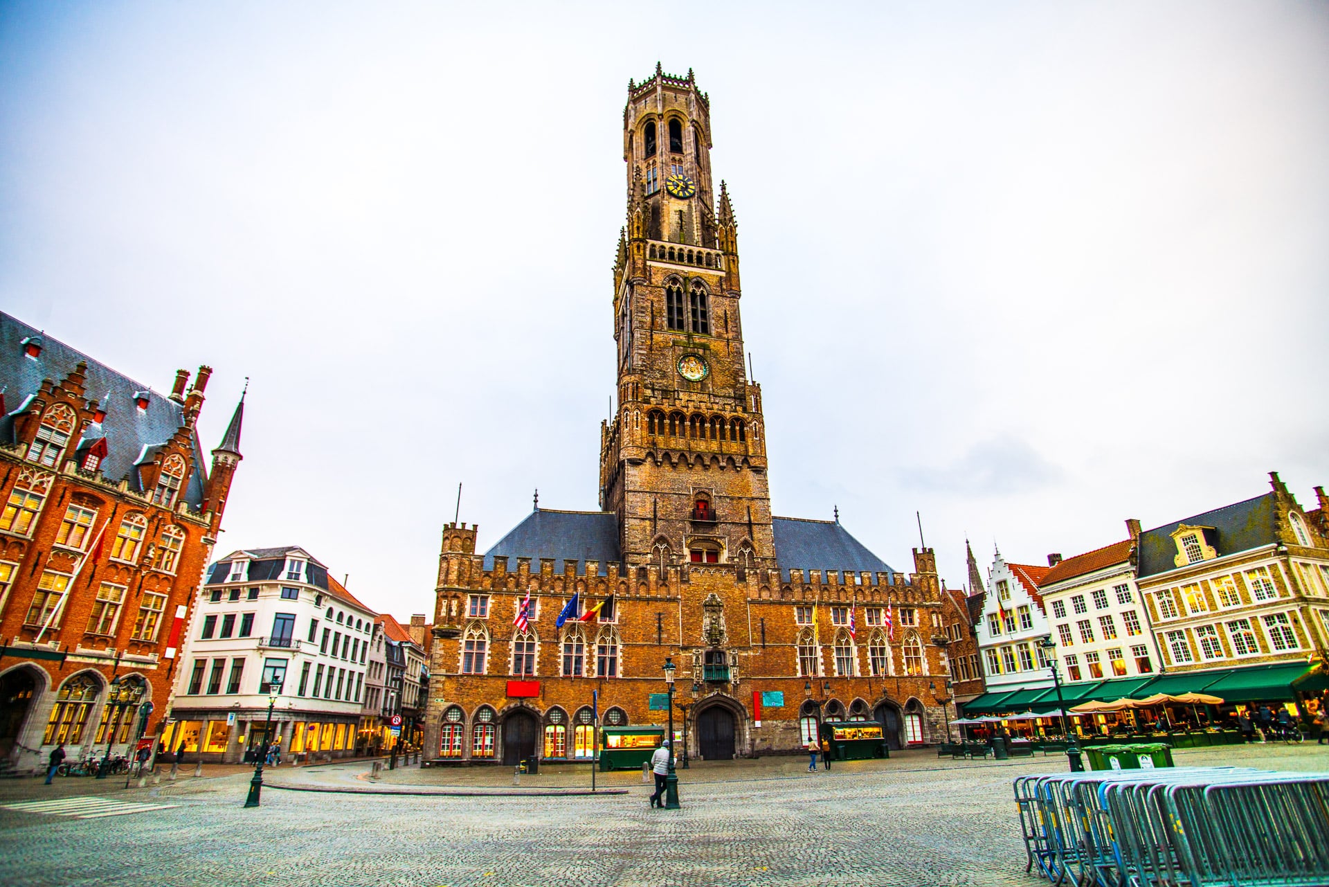 Het-Belfort-van-Brugge-op-de-Markt-van-Brugge-Markt-plein-in-het-centrum-van-de-stad-België