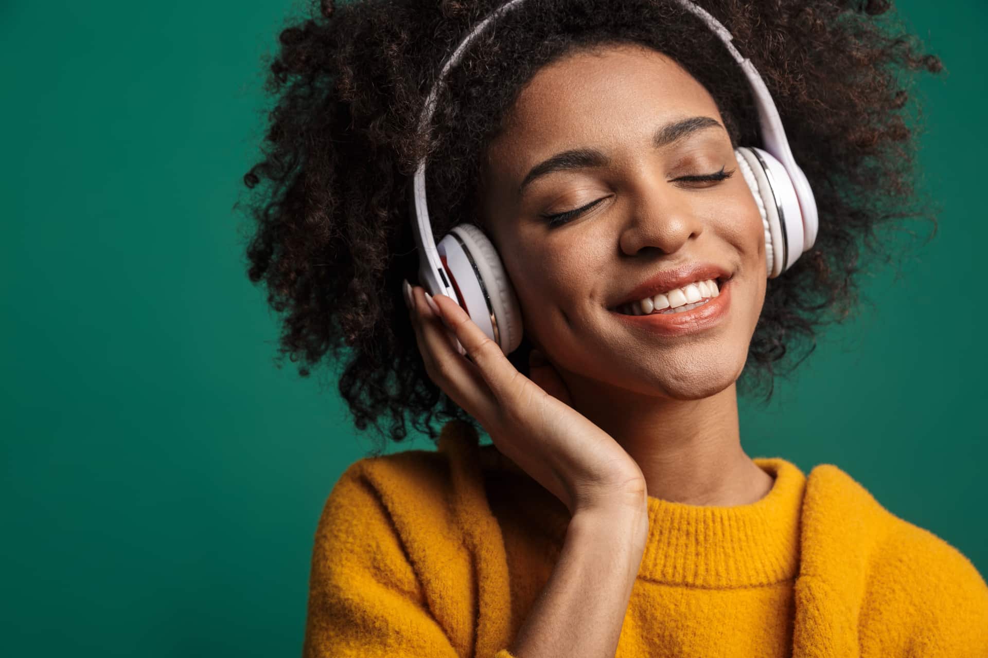 fille-souriante-portant-des-casques-écoutant-de-la-musique