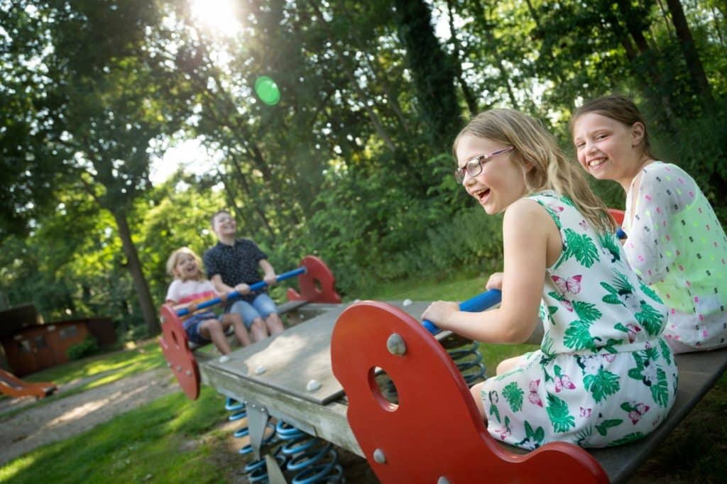 Lachende en spelende kinderen in green park hotel brugge