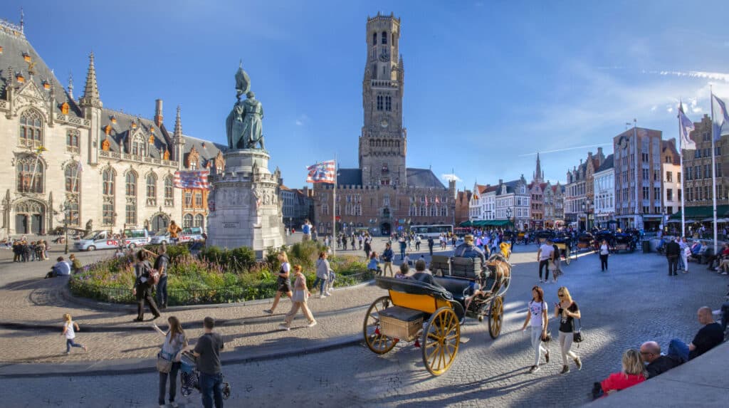 Markt Brugge par une journée ensoleillée