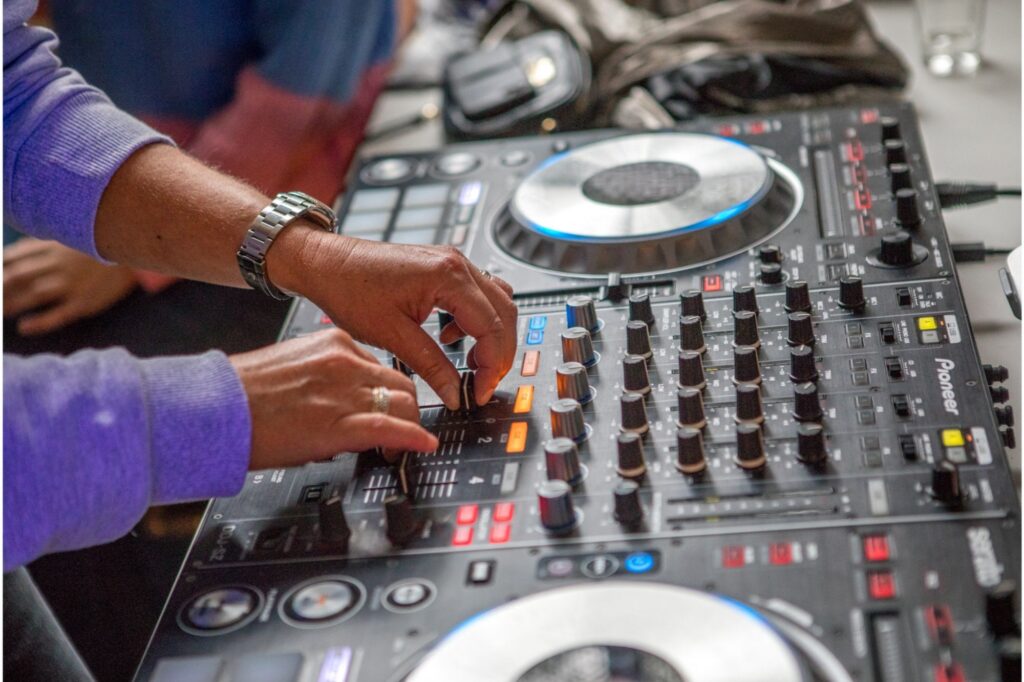 Quelqu'un qui gère la musique à la table des DJ
