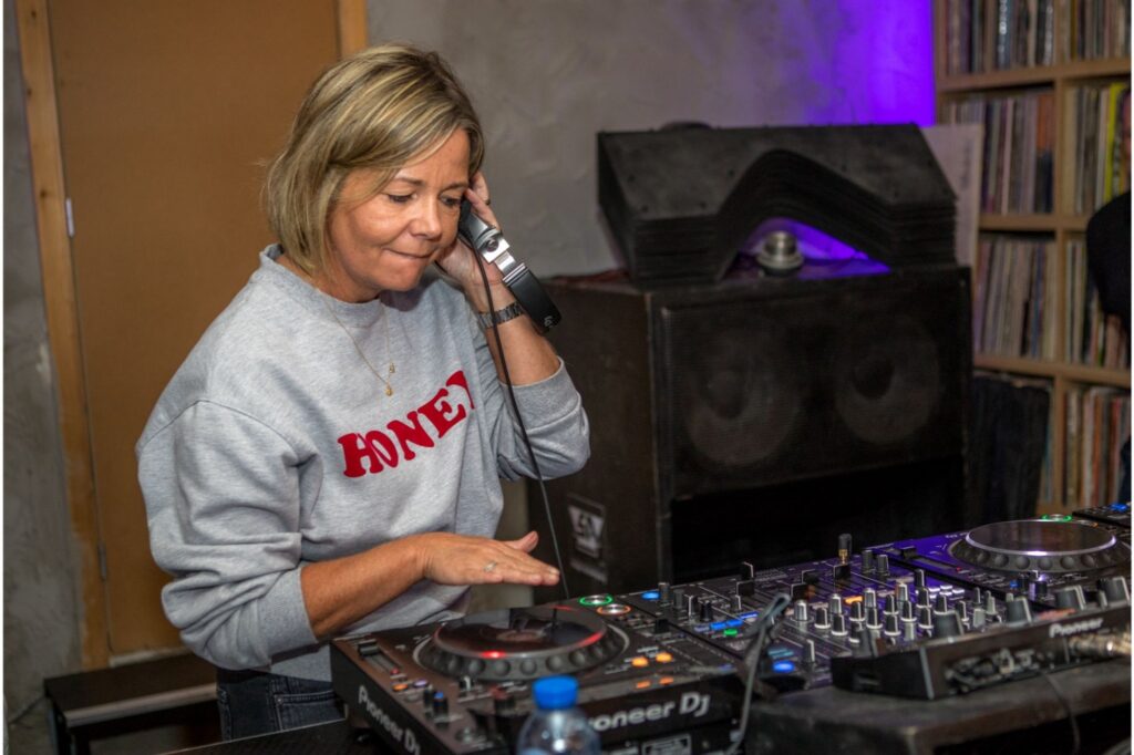 DJ blonde à la table du DJ